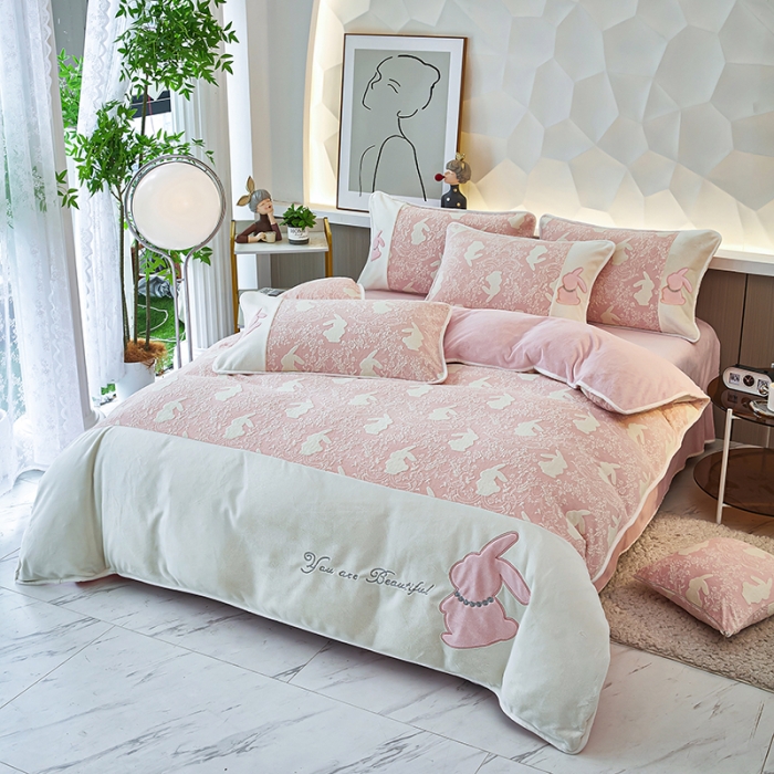 91家纺网 家纺一手货源 找家纺 凤杰 2023新款贴布刺绣牛奶绒四件套 吉祥兔系列 吉祥兔 粉