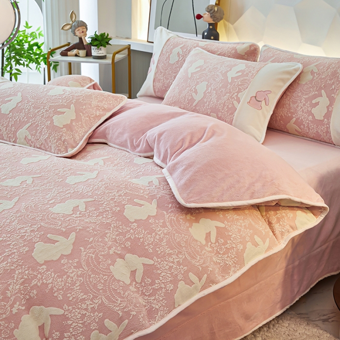 91家纺网 家纺一手货源 找家纺 凤杰 2023新款贴布刺绣牛奶绒四件套 吉祥兔系列 吉祥兔 粉