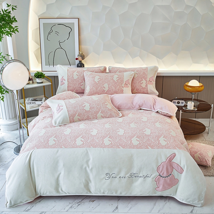 91家纺网 家纺一手货源 找家纺 凤杰 2023新款贴布刺绣牛奶绒四件套 吉祥兔系列 吉祥兔 粉