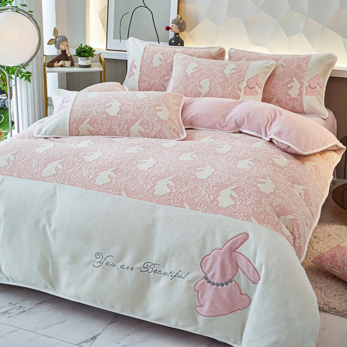 91家纺网 家纺一手货源 找家纺 凤杰 2023新款贴布刺绣牛奶绒四件套 吉祥兔系列 吉祥兔 粉