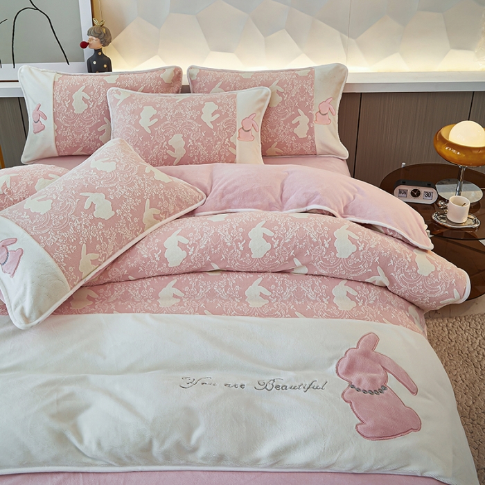 91家纺网 家纺一手货源 找家纺 凤杰 2023新款贴布刺绣牛奶绒四件套 吉祥兔系列 吉祥兔 粉