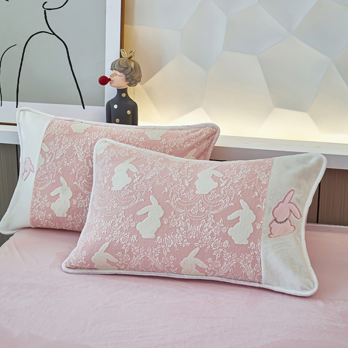 91家纺网 家纺一手货源 找家纺 凤杰 2023新款贴布刺绣牛奶绒四件套 吉祥兔系列 吉祥兔 粉