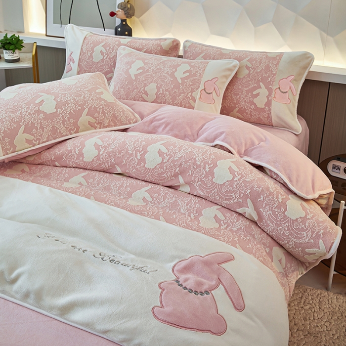 91家纺网 家纺一手货源 找家纺 凤杰 2023新款贴布刺绣牛奶绒四件套 吉祥兔系列 吉祥兔 粉