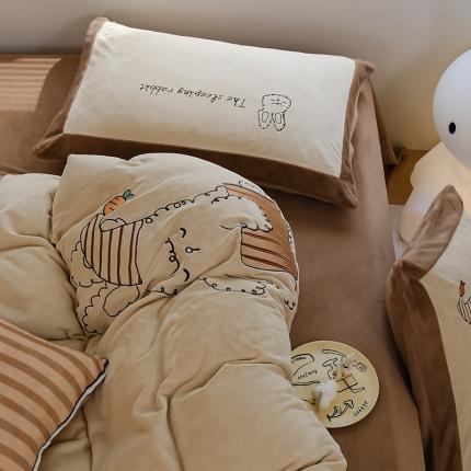 91家纺网 家纺一手货源 找家纺 塔塔 2025新款高克牛奶绒刺绣拼边四件套 萝卜兔（赠送高级拎袋）