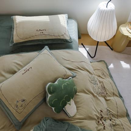 91家纺网 家纺一手货源 找家纺 塔塔 2025新款高克牛奶绒刺绣拼边四件套 线条狗（赠送高级拎袋）