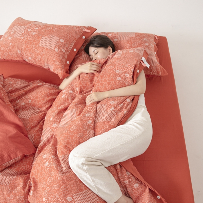 91家纺网 家纺一手货源 找家纺 安莱生活 2023简约花妍缤纷拼边四件套图1 缤纷花妍橘红