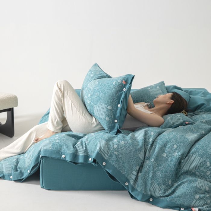 91家纺网 家纺一手货源 找家纺 安莱生活 2023简约花妍缤纷拼边四件套图1 缤纷花妍雾蓝