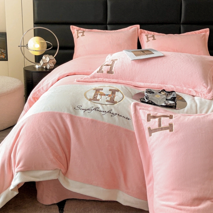 91家纺网 家纺一手货源 找家纺 230克牛奶绒拼接刺绣四件套艾琳系列大牌刺绣四件套 奶油粉