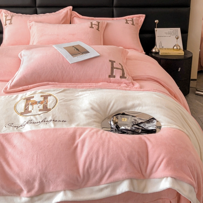 91家纺网 家纺一手货源 找家纺 230克牛奶绒拼接刺绣四件套艾琳系列大牌刺绣四件套 奶油粉