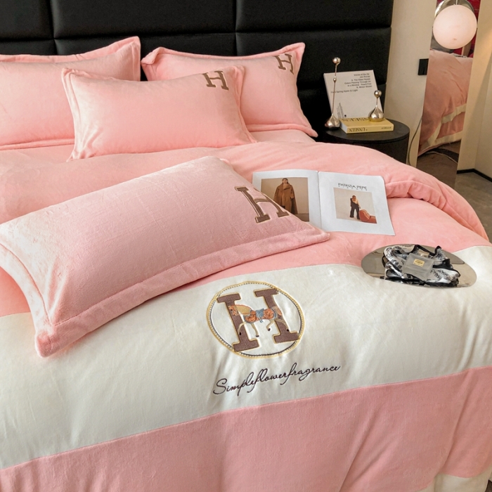 91家纺网 家纺一手货源 找家纺 230克牛奶绒拼接刺绣四件套艾琳系列大牌刺绣四件套 奶油粉