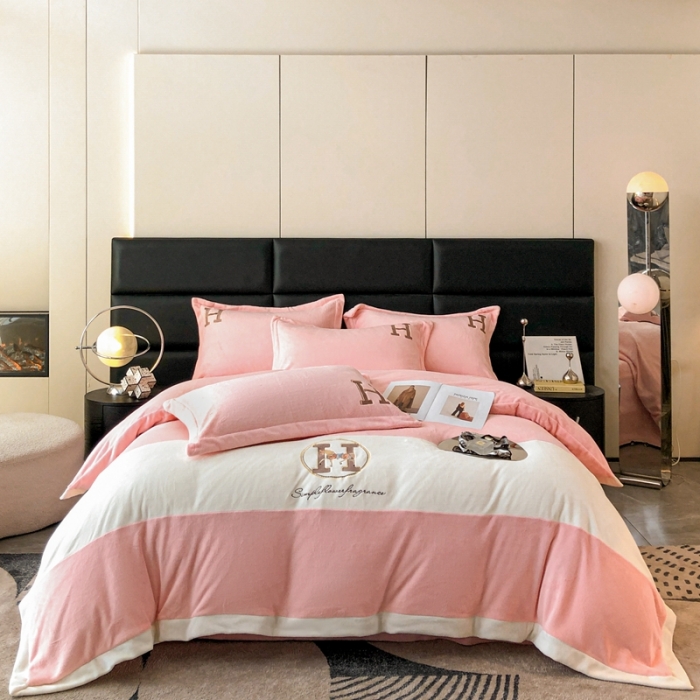 91家纺网 家纺一手货源 找家纺 230克牛奶绒拼接刺绣四件套艾琳系列大牌刺绣四件套 奶油粉