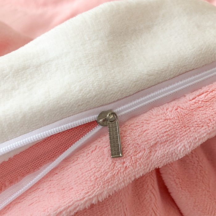 91家纺网 家纺一手货源 找家纺 230克牛奶绒拼接刺绣四件套艾琳系列大牌刺绣四件套 奶油粉