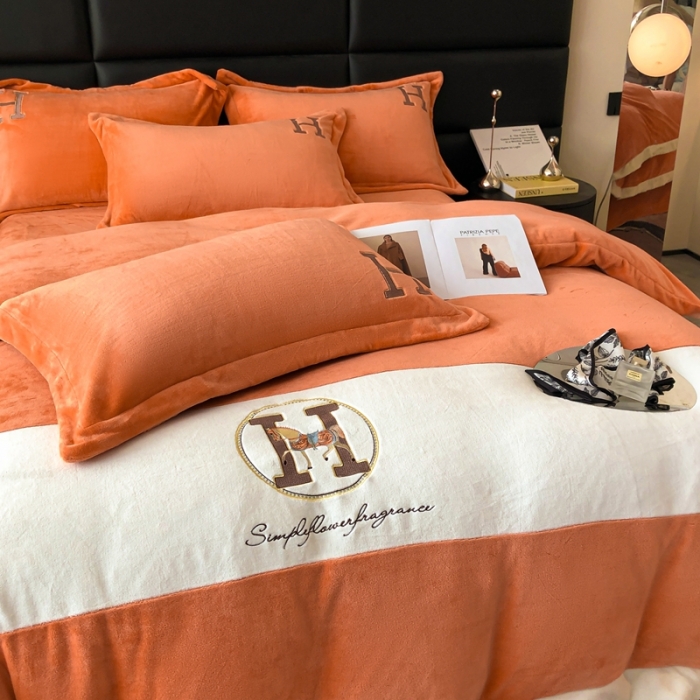 91家纺网 家纺一手货源 找家纺 230克牛奶绒拼接刺绣四件套艾琳系列大牌刺绣四件套 暖橘