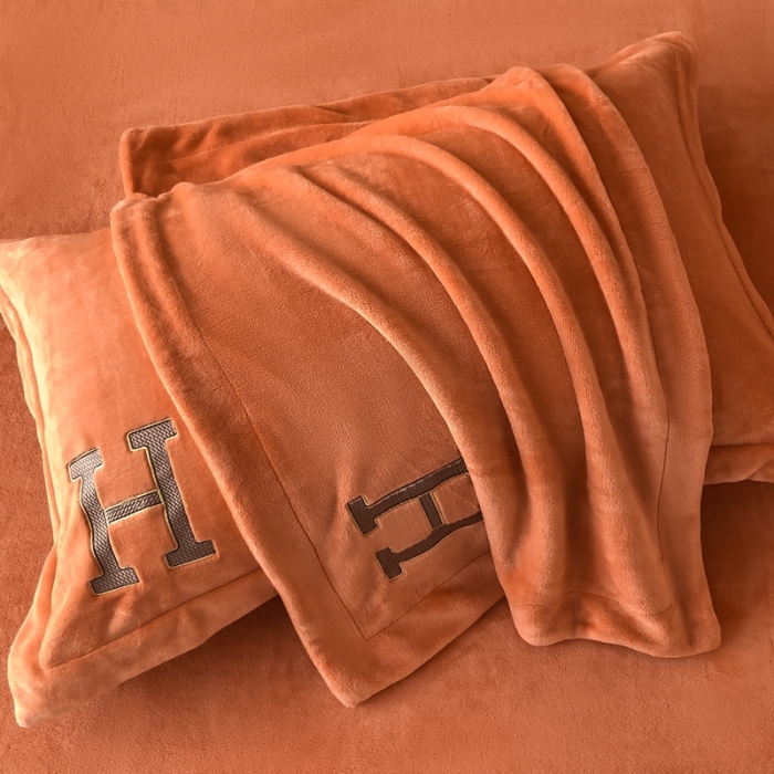 91家纺网 家纺一手货源 找家纺 230克牛奶绒拼接刺绣四件套艾琳系列大牌刺绣四件套 暖橘