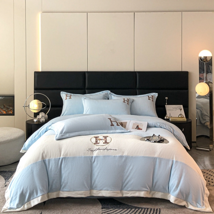 91家纺网 家纺一手货源 找家纺 230克牛奶绒拼接刺绣四件套艾琳系列大牌刺绣四件套 浅蓝