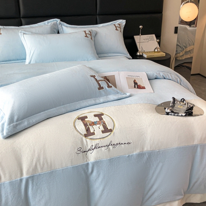 91家纺网 家纺一手货源 找家纺 230克牛奶绒拼接刺绣四件套艾琳系列大牌刺绣四件套 浅蓝