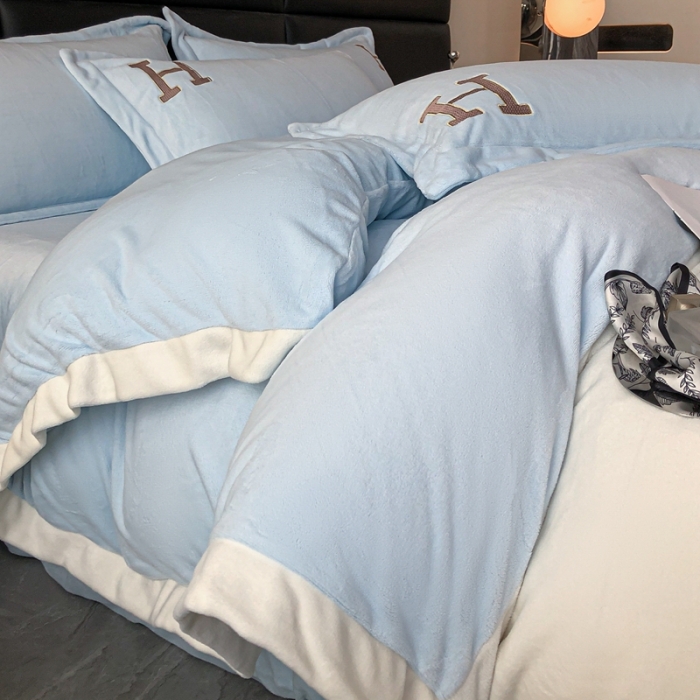 91家纺网 家纺一手货源 找家纺 230克牛奶绒拼接刺绣四件套艾琳系列大牌刺绣四件套 浅蓝