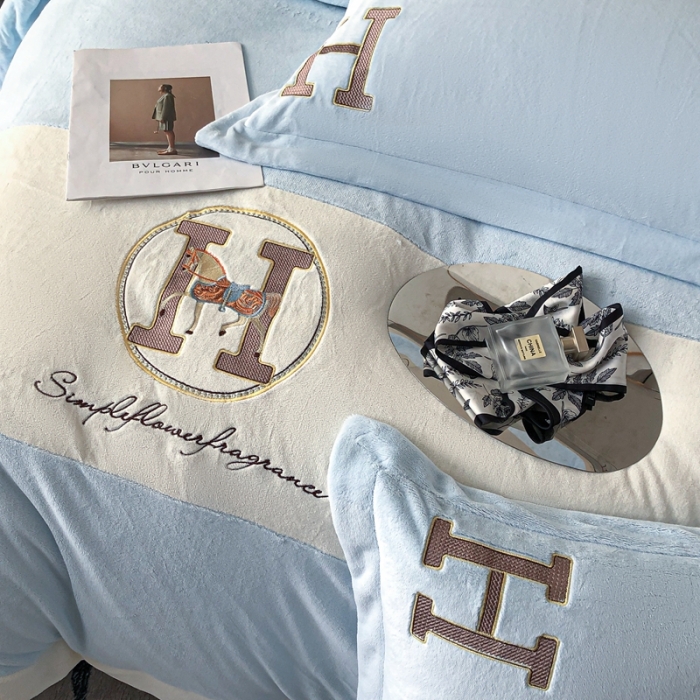 91家纺网 家纺一手货源 找家纺 230克牛奶绒拼接刺绣四件套艾琳系列大牌刺绣四件套 浅蓝