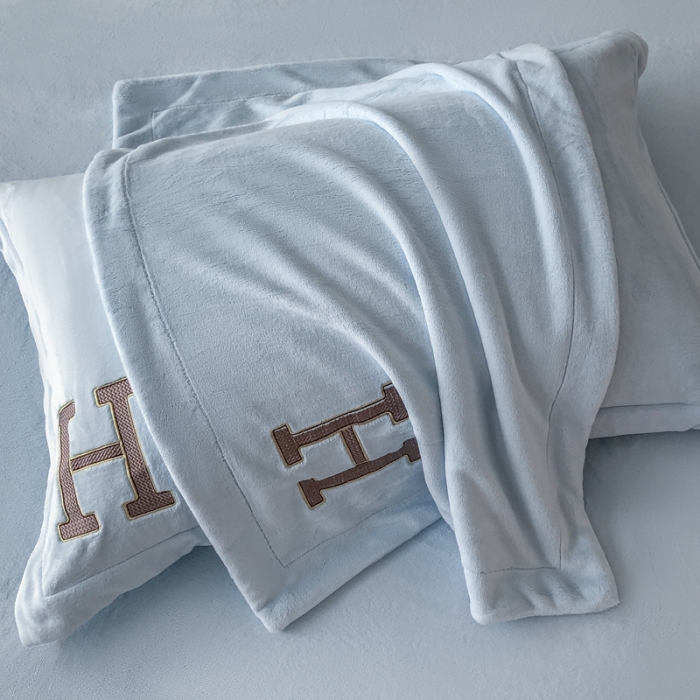 91家纺网 家纺一手货源 找家纺 230克牛奶绒拼接刺绣四件套艾琳系列大牌刺绣四件套 浅蓝