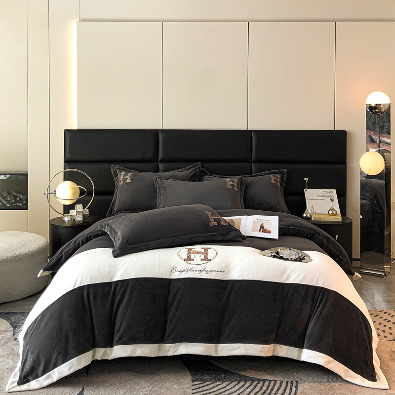 91家纺网 家纺一手货源 找家纺 230克牛奶绒拼接刺绣四件套艾琳系列大牌刺绣四件套 深灰