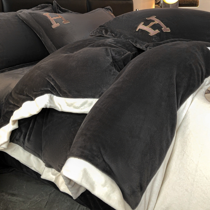 91家纺网 家纺一手货源 找家纺 230克牛奶绒拼接刺绣四件套艾琳系列大牌刺绣四件套 深灰