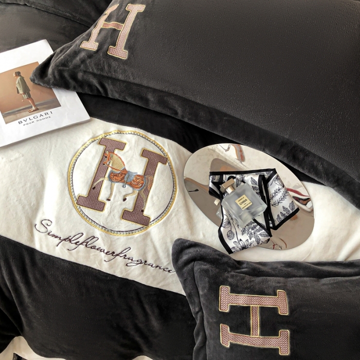 91家纺网 家纺一手货源 找家纺 230克牛奶绒拼接刺绣四件套艾琳系列大牌刺绣四件套 深灰