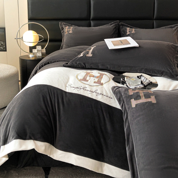 91家纺网 家纺一手货源 找家纺 230克牛奶绒拼接刺绣四件套艾琳系列大牌刺绣四件套 深灰