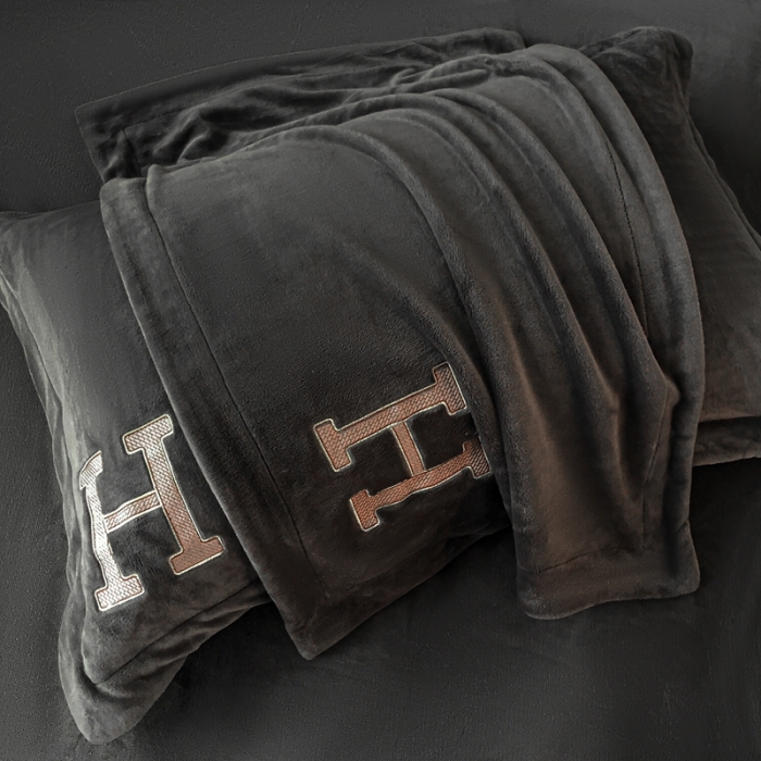 91家纺网 家纺一手货源 找家纺 230克牛奶绒拼接刺绣四件套艾琳系列大牌刺绣四件套 深灰