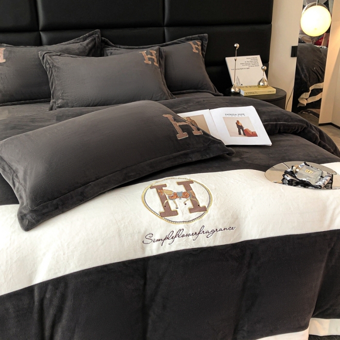 91家纺网 家纺一手货源 找家纺 230克牛奶绒拼接刺绣四件套艾琳系列大牌刺绣四件套 深灰