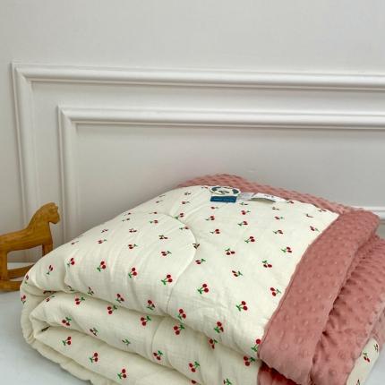 91家纺网 家纺一手货源 找家纺 源启生活 2023新款双人全棉皱纱手工包边豆豆四季被 小樱桃