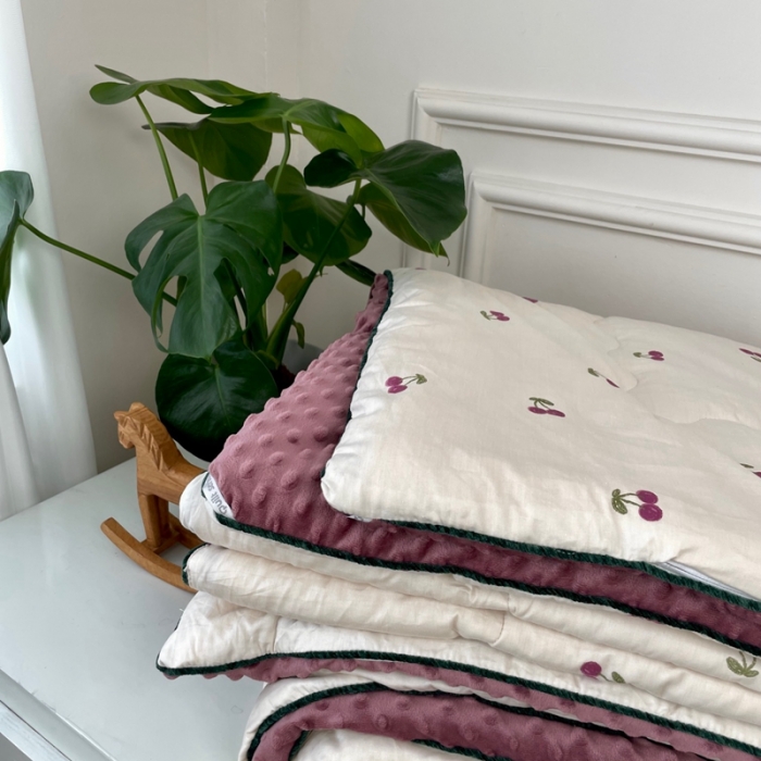 91家纺网 家纺一手货源 找家纺 源启生活 2023新款韩国小熊双人全棉豆豆四季被 车厘子