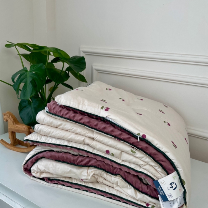 91家纺网 家纺一手货源 找家纺 源启生活 2023新款韩国小熊双人全棉豆豆四季被 车厘子