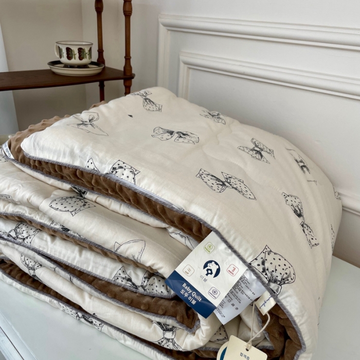91家纺网 家纺一手货源 找家纺 源启生活 2023新款韩国小熊双人全棉豆豆四季被 精灵舞会