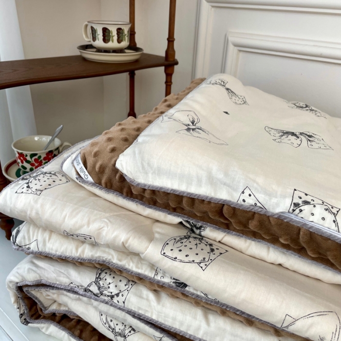 91家纺网 家纺一手货源 找家纺 源启生活 2023新款韩国小熊双人全棉豆豆四季被 精灵舞会