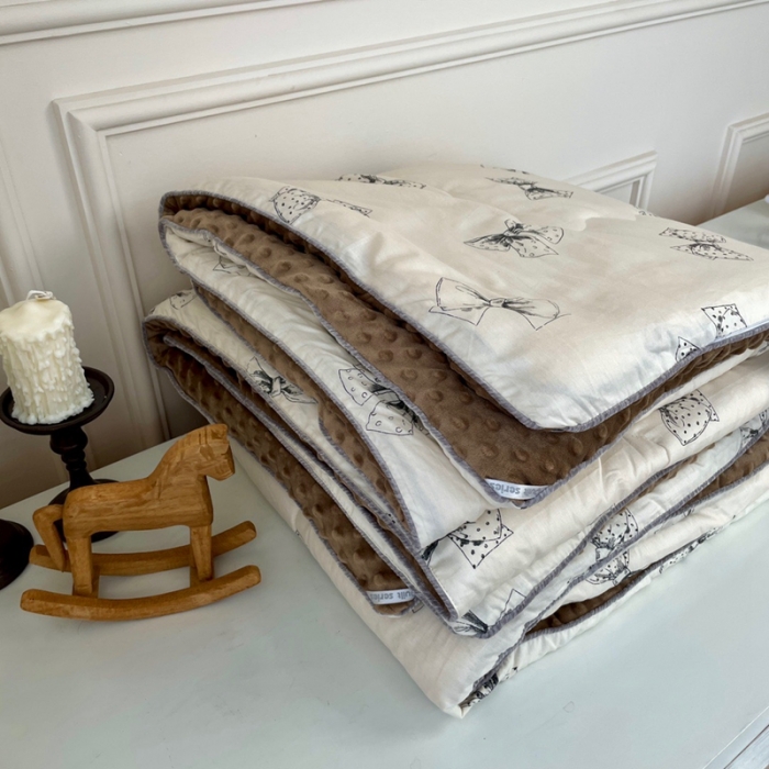 91家纺网 家纺一手货源 找家纺 源启生活 2023新款韩国小熊双人全棉豆豆四季被 精灵舞会