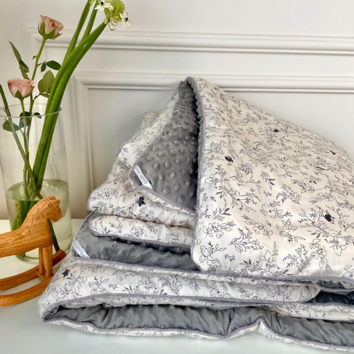 91家纺网 家纺一手货源 找家纺 源启生活 2023新款韩国小熊双人全棉豆豆四季被 莱茵河畔