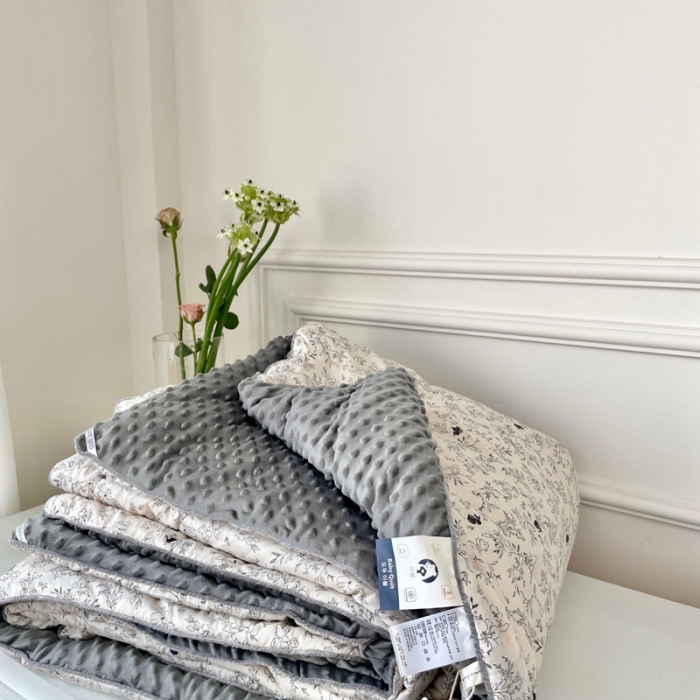 91家纺网 家纺一手货源 找家纺 源启生活 2023新款韩国小熊双人全棉豆豆四季被 莱茵河畔