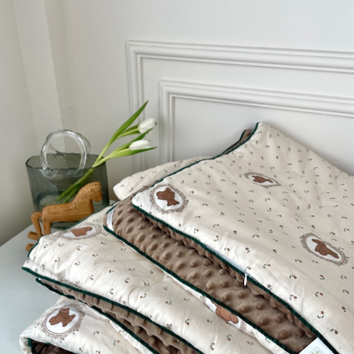 91家纺网 家纺一手货源 找家纺 源启生活 2023新款韩国小熊双人全棉豆豆四季被 梦露熊