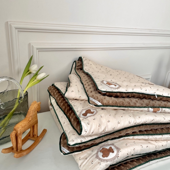 91家纺网 家纺一手货源 找家纺 源启生活 2023新款韩国小熊双人全棉豆豆四季被 梦露熊