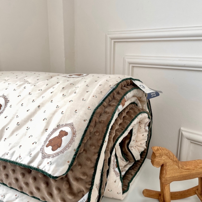 91家纺网 家纺一手货源 找家纺 源启生活 2023新款韩国小熊双人全棉豆豆四季被 梦露熊