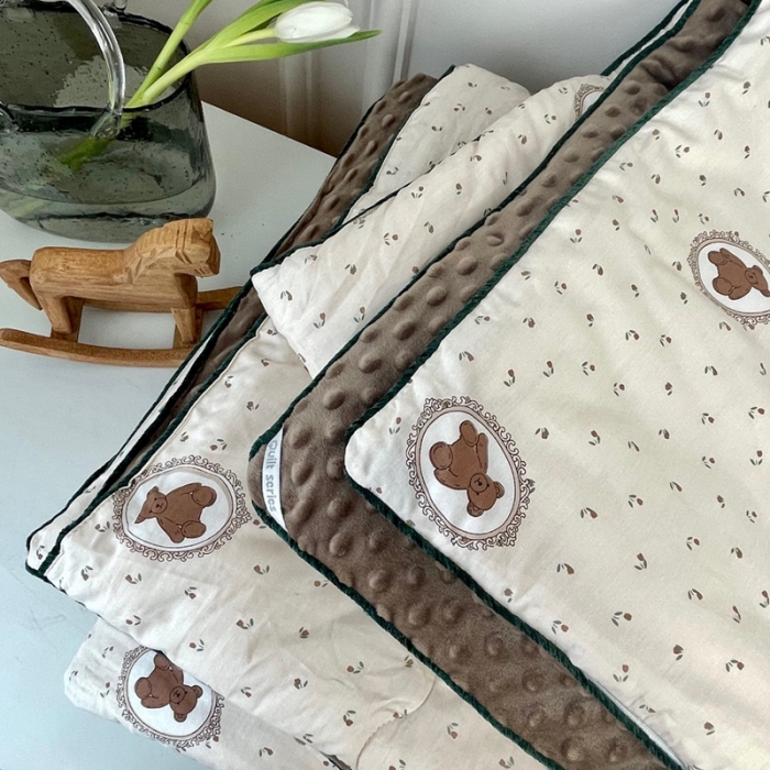 91家纺网 家纺一手货源 找家纺 源启生活 2023新款韩国小熊双人全棉豆豆四季被 梦露熊