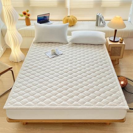 91家纺网 家纺一手货源 找家纺 索弗莱 2023新款高克重5D雕花牛奶绒床垫-成人床 奶白