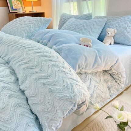 91家纺网 家纺一手货源 找家纺 金爱家 2023新款全消光牛奶绒A类纯色獭兔毛绒立体牛奶绒四件套 兔毛波浪蓝