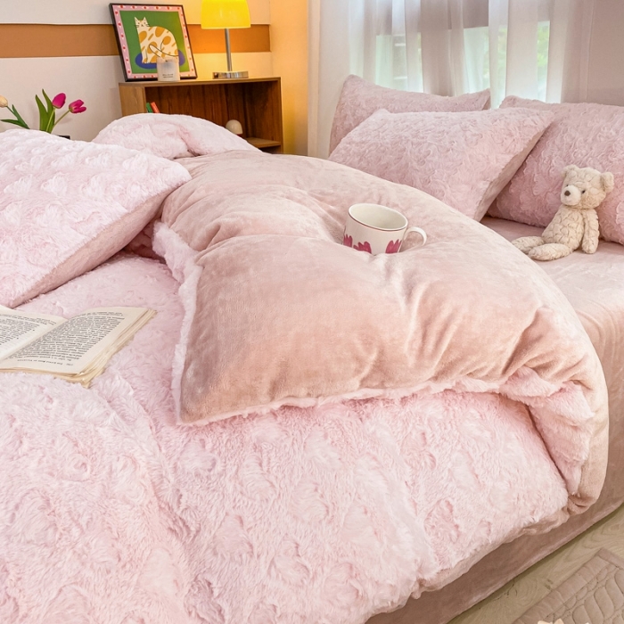91家纺网 家纺一手货源 找家纺 金爱家 2023新款全消光牛奶绒A类纯色獭兔毛绒立体牛奶绒四件套 兔毛爱心粉
