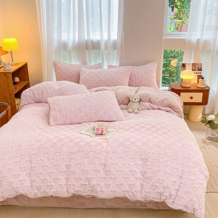 91家纺网 家纺一手货源 找家纺 金爱家 2023新款全消光牛奶绒A类纯色獭兔毛绒立体牛奶绒四件套 兔毛爱心粉