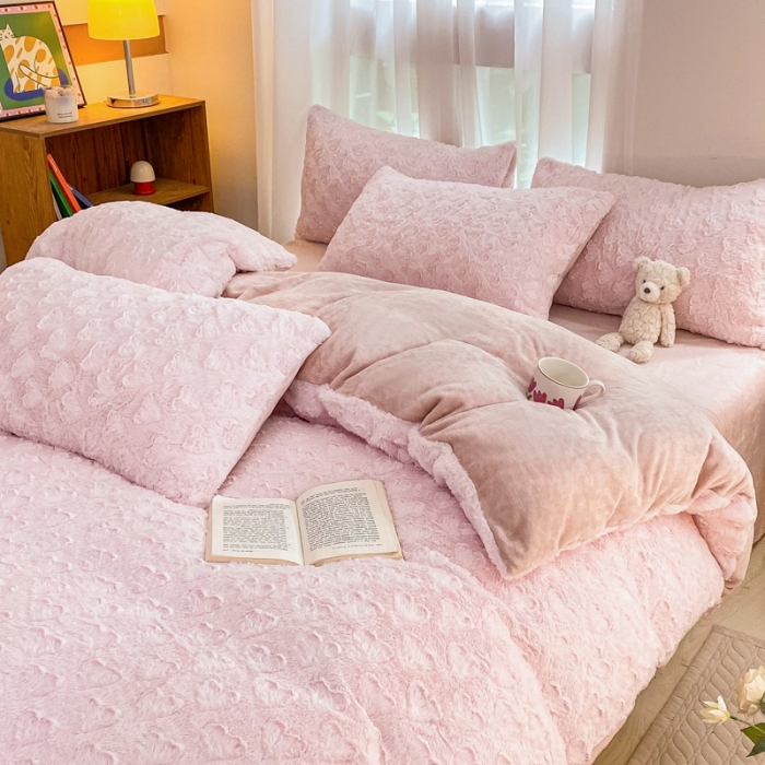 91家纺网 家纺一手货源 找家纺 金爱家 2023新款全消光牛奶绒A类纯色獭兔毛绒立体牛奶绒四件套 兔毛爱心粉