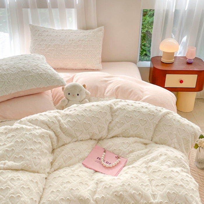 91家纺网 家纺一手货源 找家纺 金爱家 2023新款全消光牛奶绒A类纯色獭兔毛绒立体牛奶绒四件套 兔毛爱心白粉