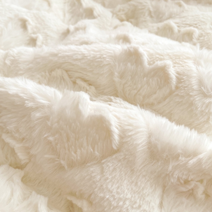 91家纺网 家纺一手货源 找家纺 金爱家 2023新款全消光牛奶绒A类纯色獭兔毛绒立体牛奶绒四件套 兔毛爱心白粉