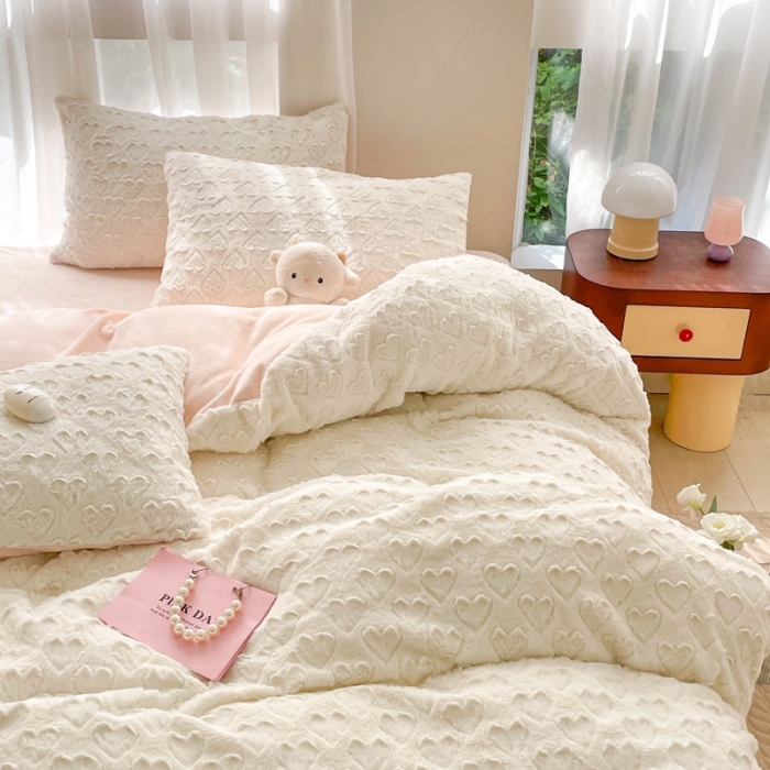 91家纺网 家纺一手货源 找家纺 金爱家 2023新款全消光牛奶绒A类纯色獭兔毛绒立体牛奶绒四件套 兔毛爱心白粉