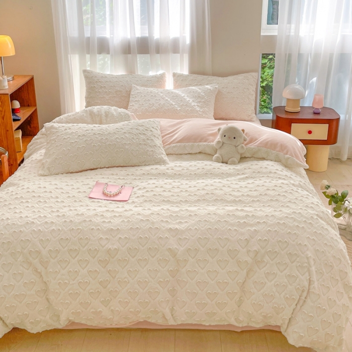 91家纺网 家纺一手货源 找家纺 金爱家 2023新款全消光牛奶绒A类纯色獭兔毛绒立体牛奶绒四件套 兔毛爱心白粉